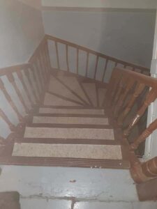 Alte Treppe aus Holz im Sanierungsprozess