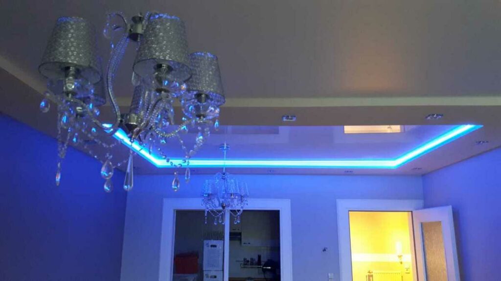 Glänzende Spanndecke mit indirekter blauer Beleuchtung