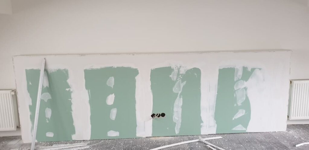 Trockenbauwand, die zum Einbau bereit liegt