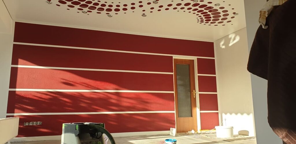 Rote Wand durch Spachteltechnik wird zum Hingucker