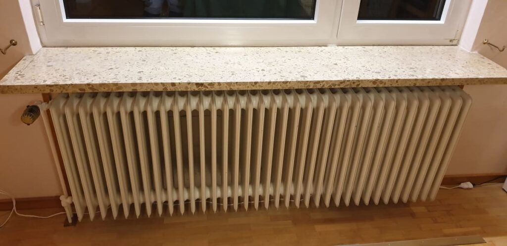 Helle Fensterbank im Marmormuster
