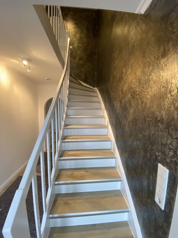 Treppe mit einer grau marmorierten Wand